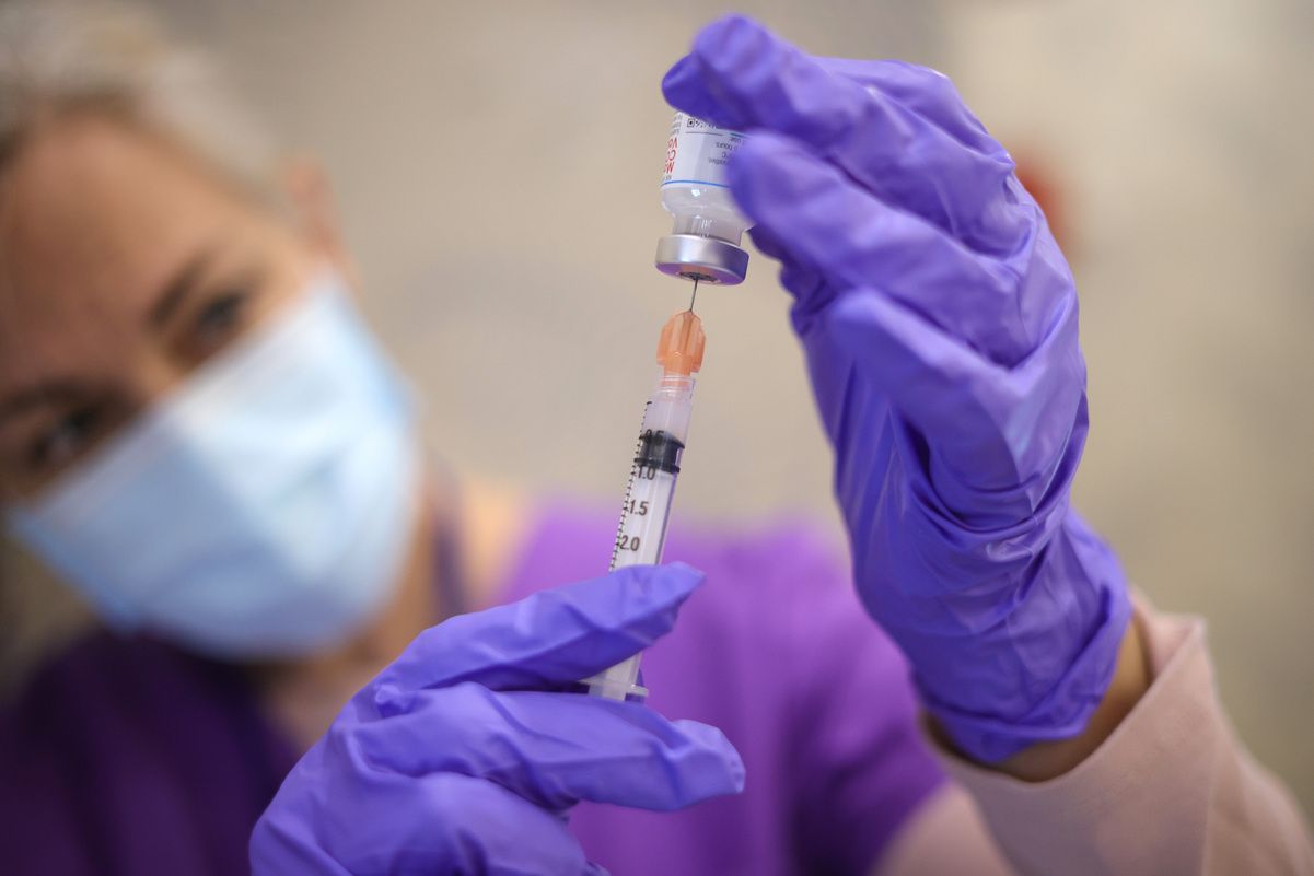 infermiera preleva vaccino