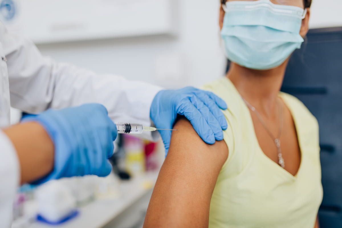 Persona riceve terza dose di vaccino contro il Coronavirus