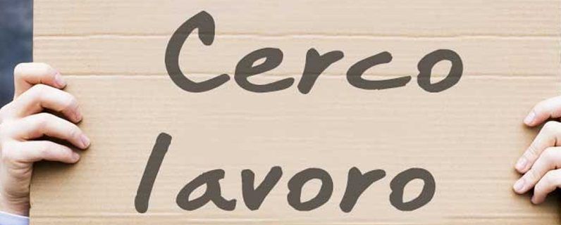 Mani che reggono un cartone con la scritta cerco lavoro