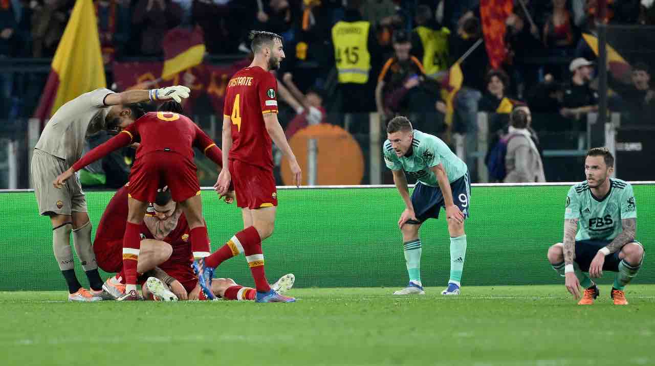 I giocatori della Roma esultano al fischio finale - Nanopress.it