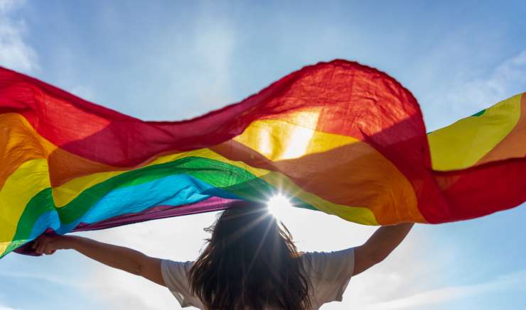 Bandiera arcobaleno - commenti omofobi da titolare pizzeria di Napoli