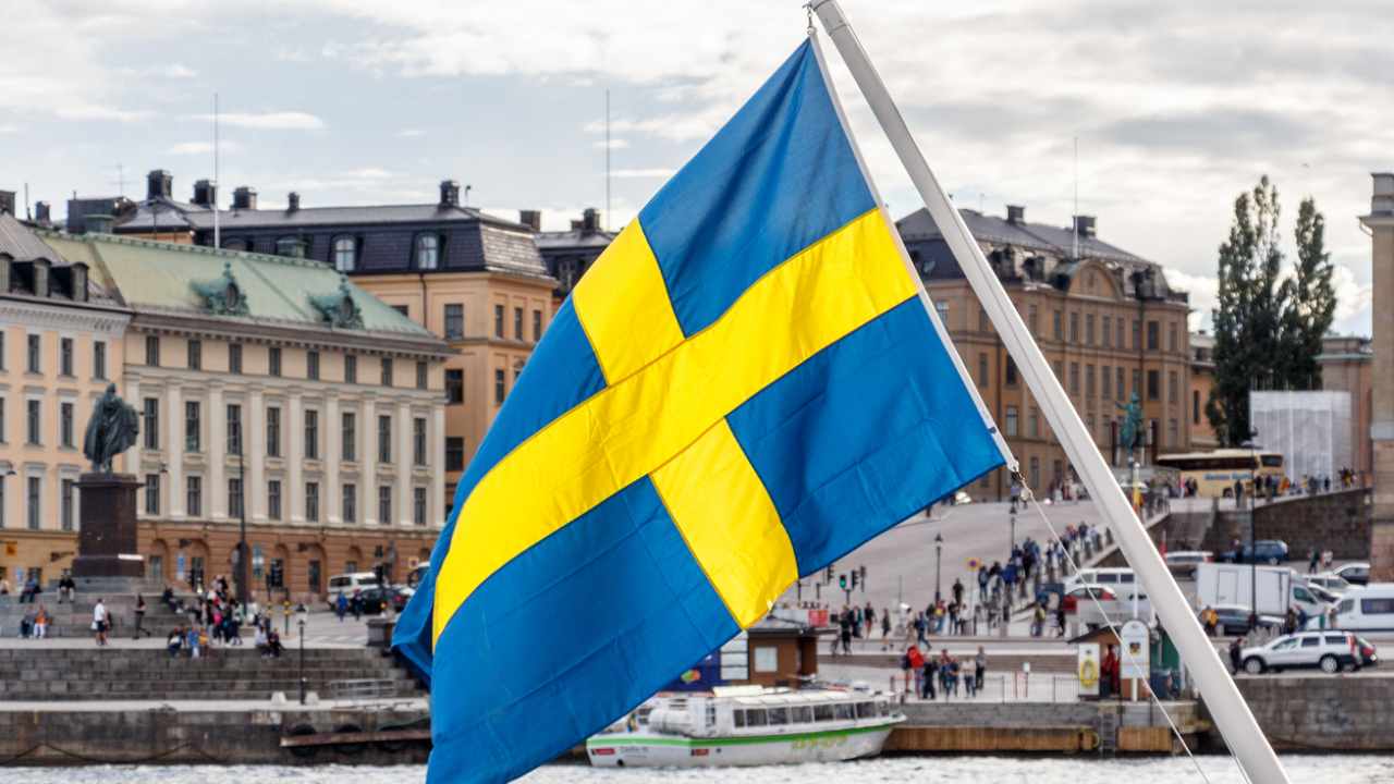 Bandiera svedese e centro storico di Stoccolma Gamla Stan sullo sfondo