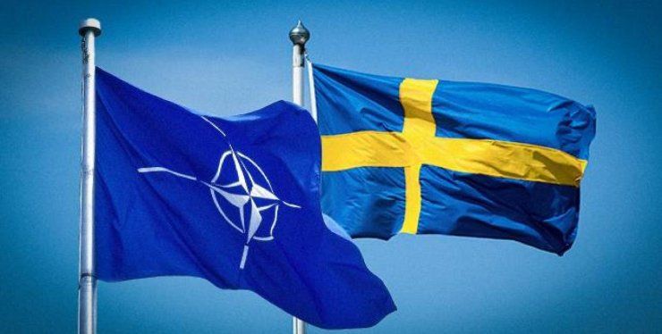 Bandiere della Nato e della Svezia