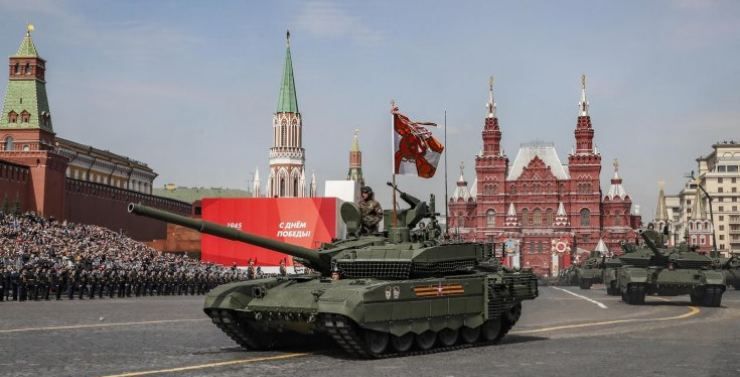Carri Armati russi sfilano durante la parata militare