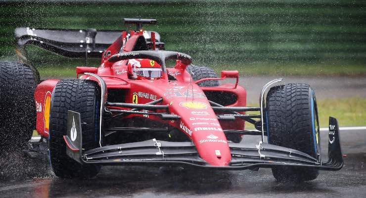 Charles Leclerc alla guida della sua Ferrari