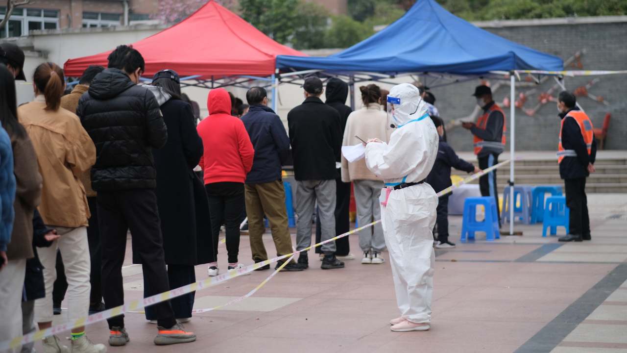 Cinesi a Shangai si mettono in fila per il tampone Covid