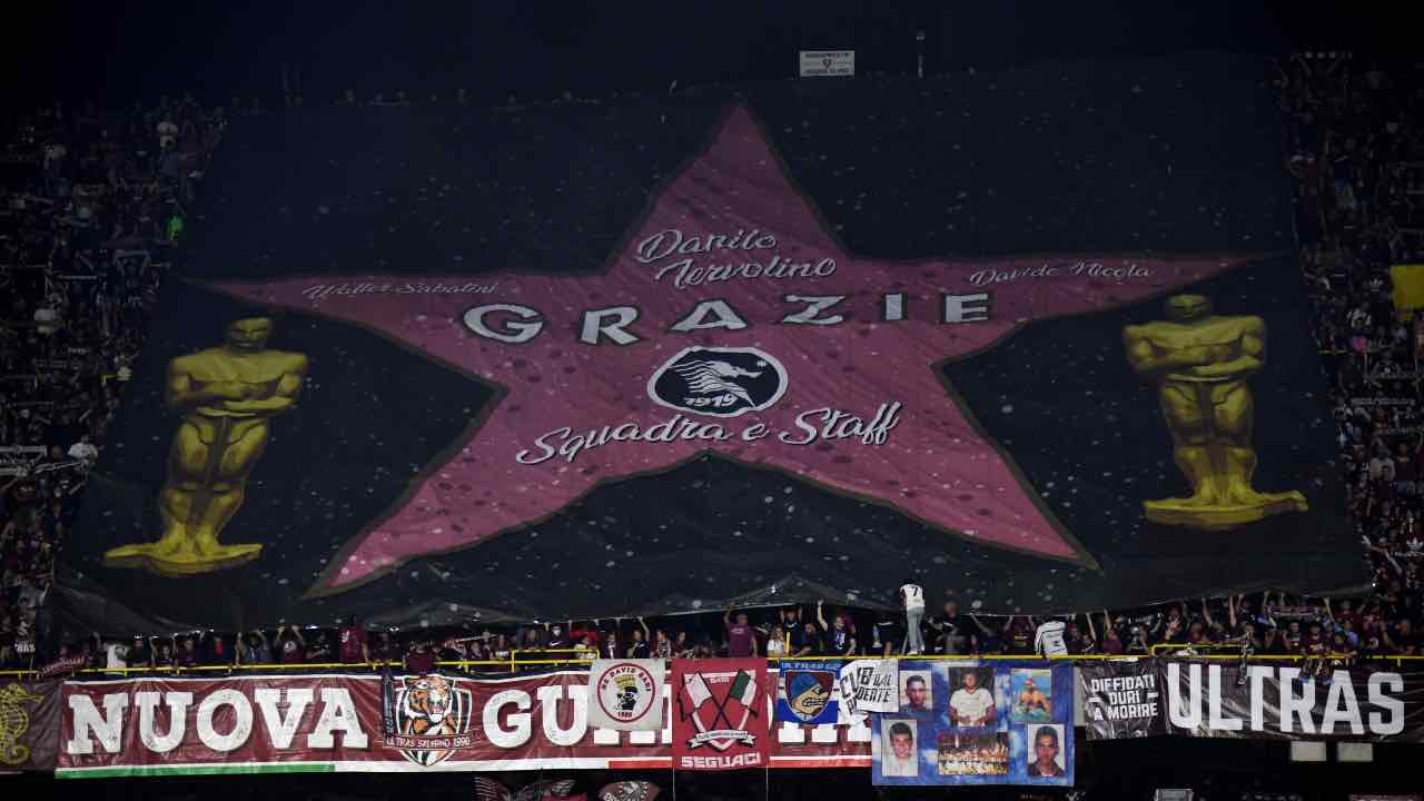 La Coreografia dei tifosi della Salernitana - Nanopress.it