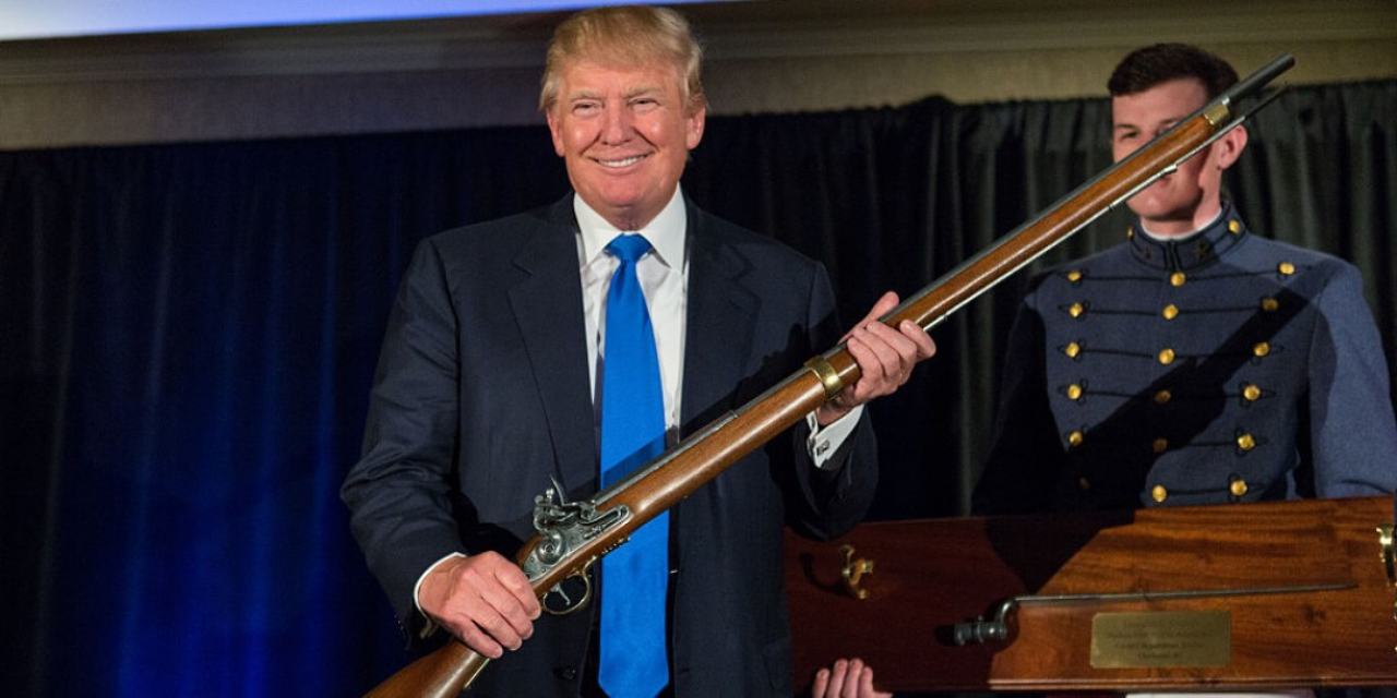 Donald Trump con un'arma