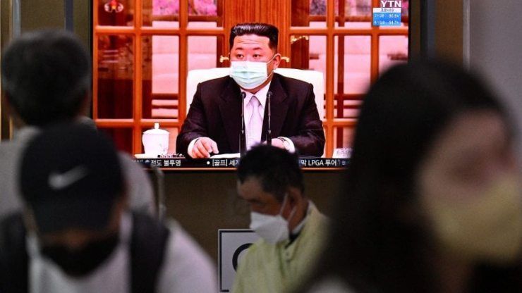 Kim Jong-un con la mascherina