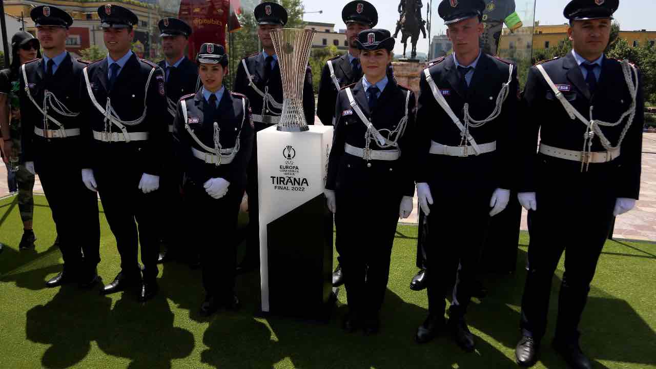 La Polizia e la coppa della Conference League - Nanopress.it