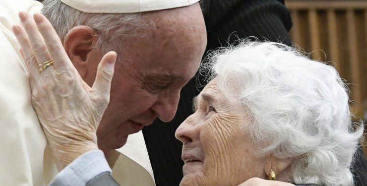 Papa francesco saluta una anziana