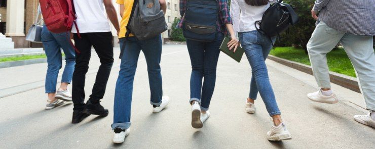 Ragazzi e ragazze mentre camminano