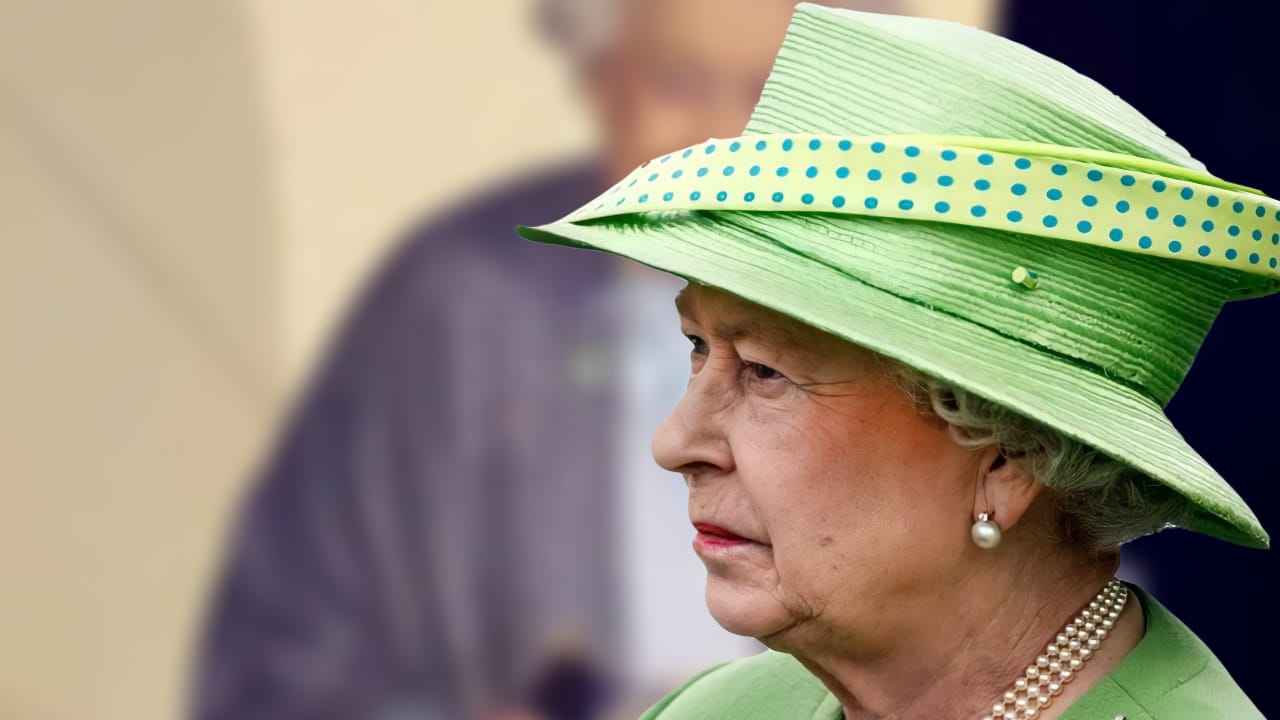 Queen Elizabeth appears “disfigured” in public: not even her subjects recognize her