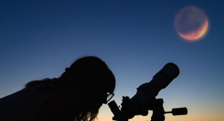 Ragazza al telescopio