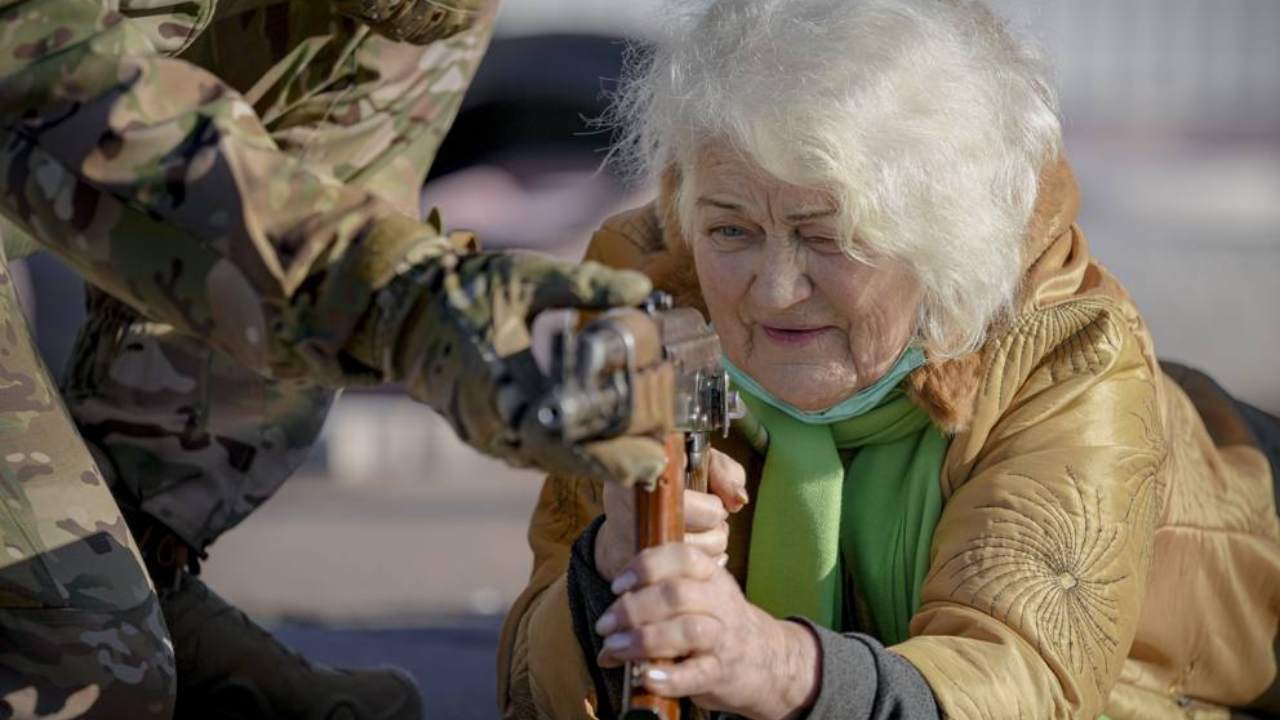 Ucraina, una donna col fucile