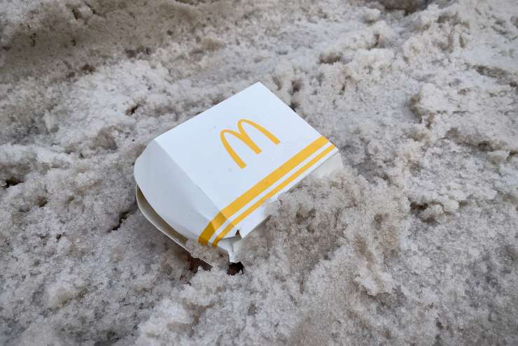 Un contenitore McDonald's sulla neve