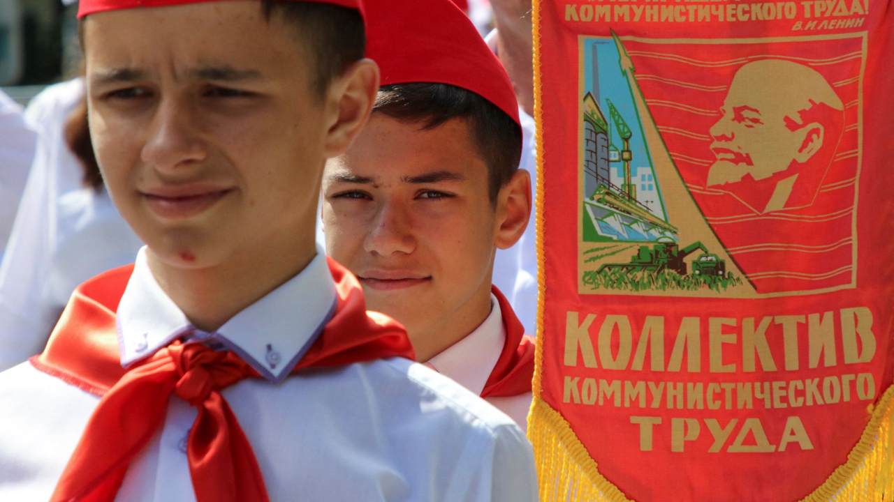 Un giovanissimo 'comunista' russo