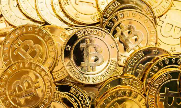Un mucchio di bitcoin d'oro