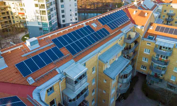 Vista aerea del sistema di pannelli fotovoltaici solari sul tetto del condominio