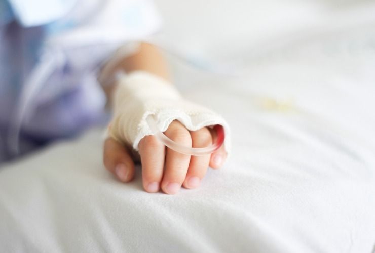 Bambino sul letto di ospedale - Nanopress.it