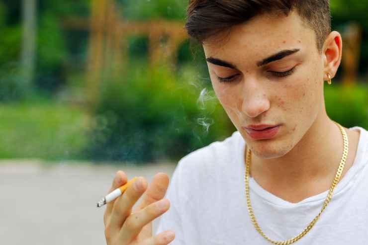 Ragazzo che fuma