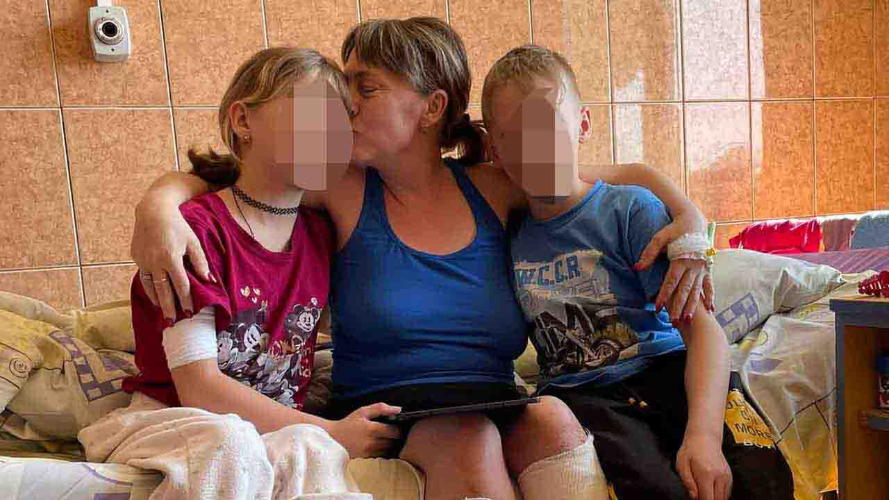 Madre e figlia senza gambe in Ucraina