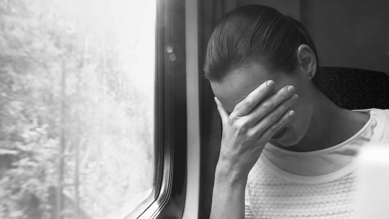 Ragazza su mezzo di trasporto