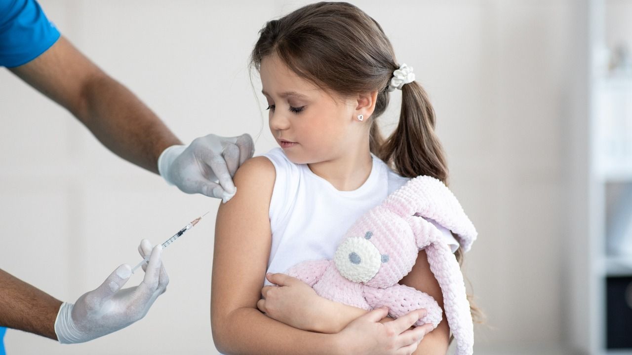 Bambina sottoposta a vaccino