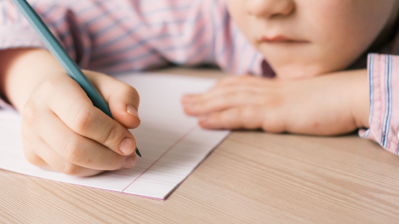 Bambino che scrive una lettera