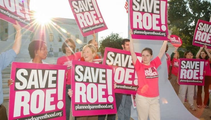 Donne protestano per il diritto all'aborto