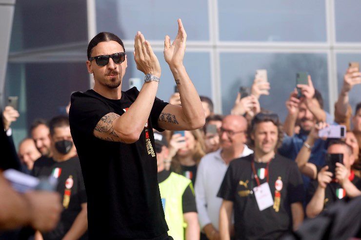 Ibrahimovic durante la festa scudetto del Milan