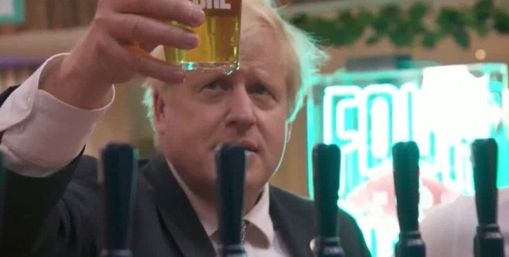 Johnson beve una birra