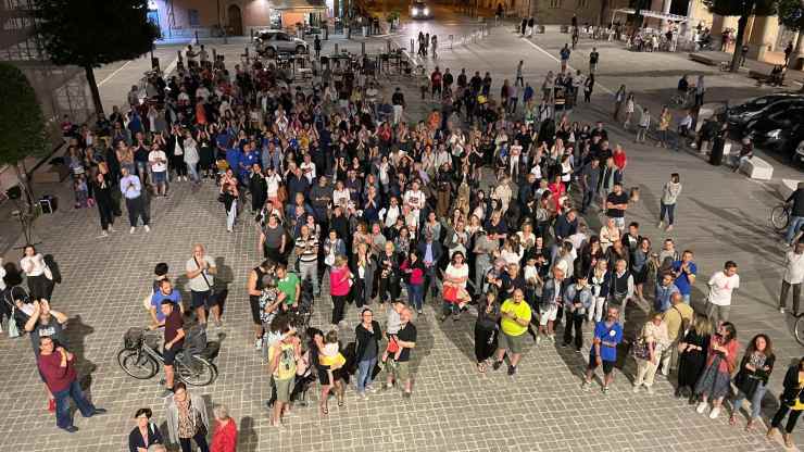 La folla in piazza per Fabio