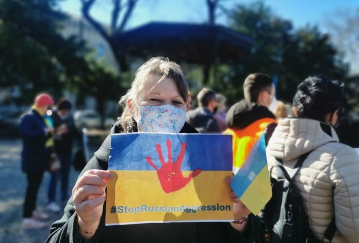 Ragazza ucraina con cartello