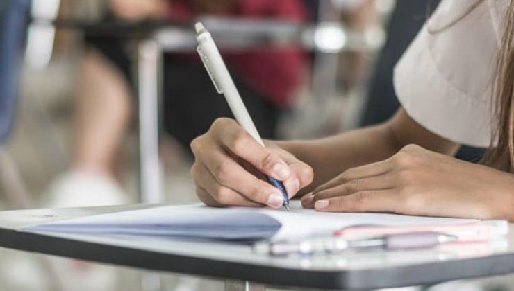 Studentessa all'esame di maturità