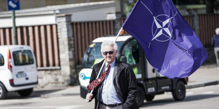Un uomo con la bandiera della Nato