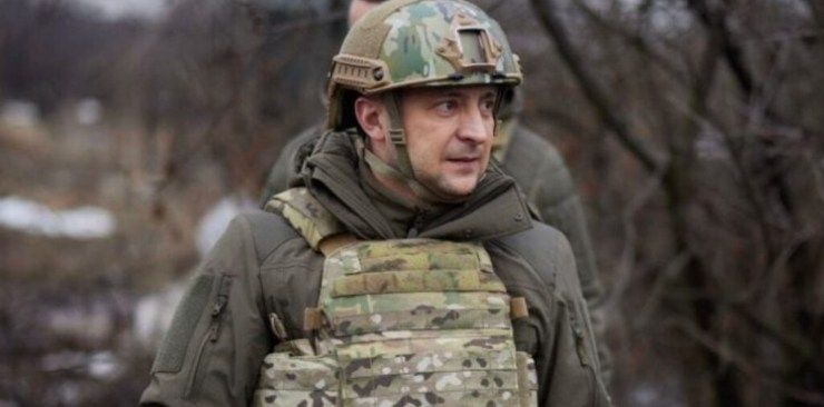 Zelensky visita le truppe al fronte