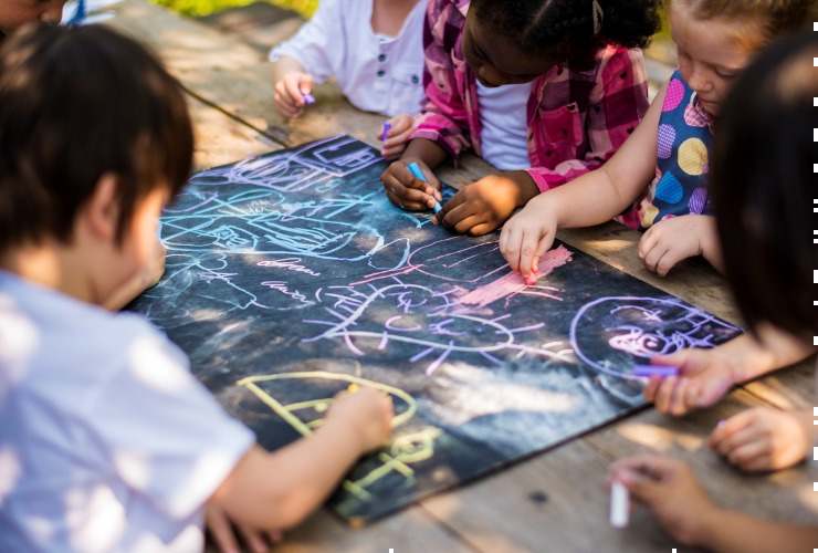 Bambini che disegnano