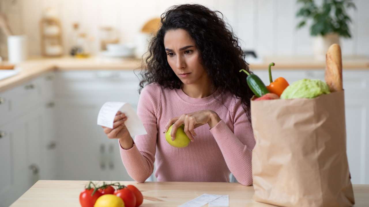 Donna che controlla scontrino della spesa