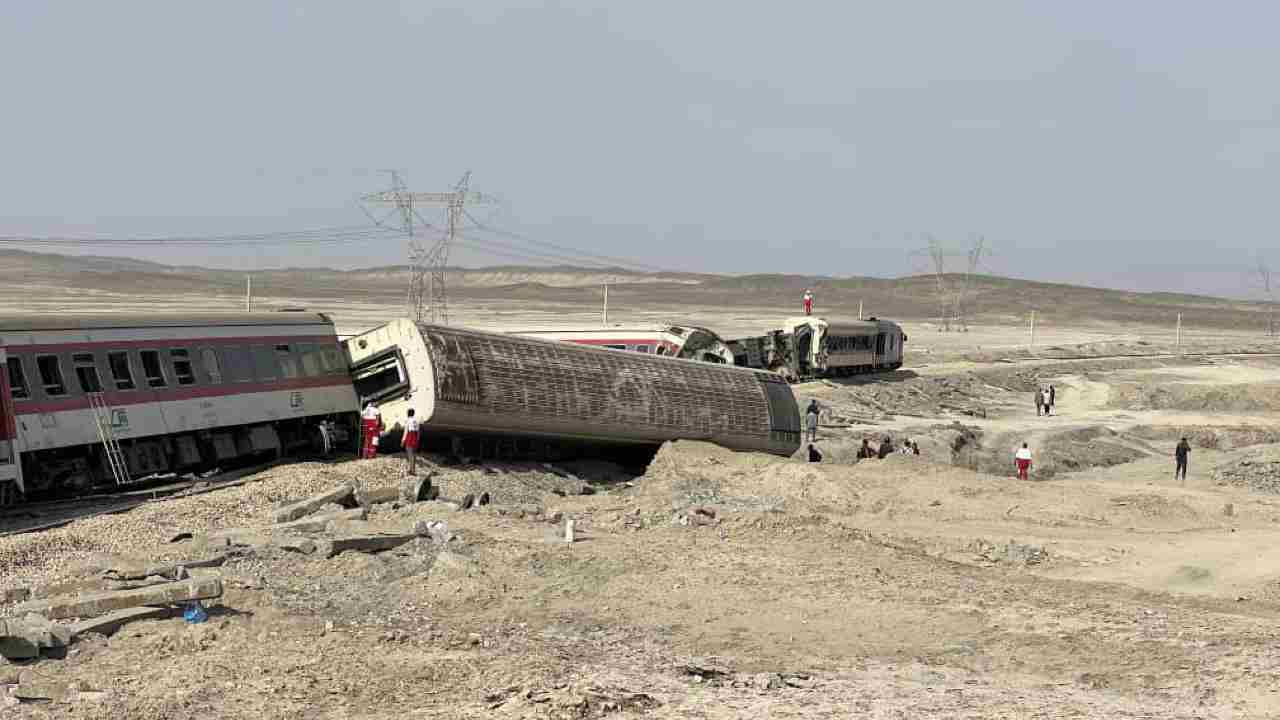 Iran, treno deragliato