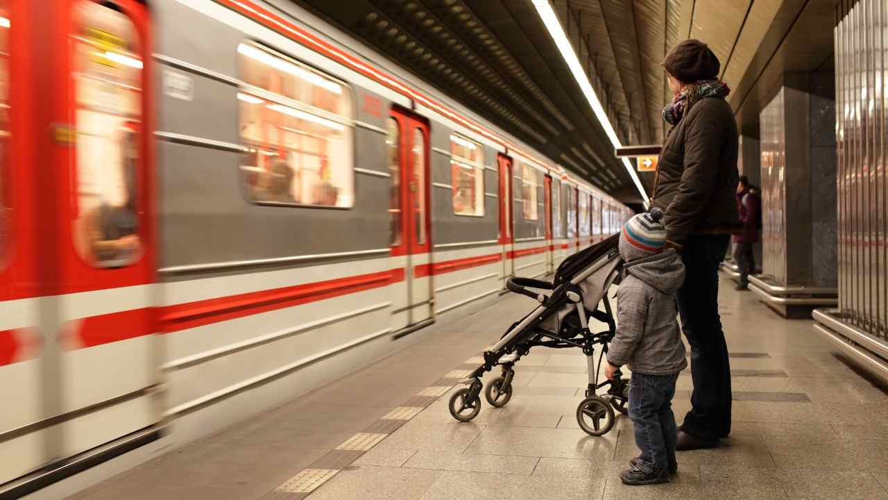 mamma-e-figlio-attendono-il-treno