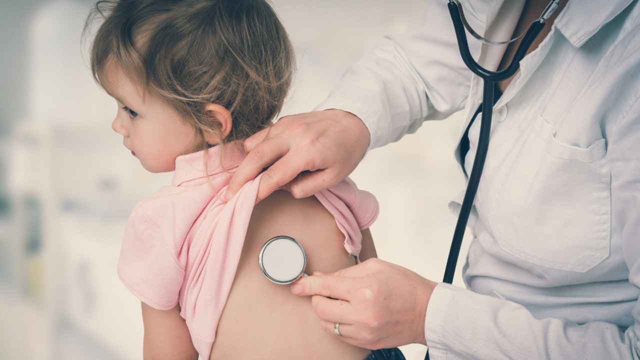 Pediatra visita bambina
