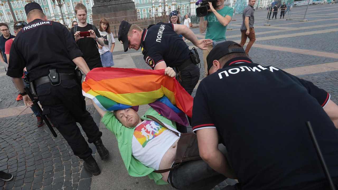 Attivista gay arrestato