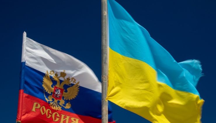 Bandiera russa e bandiera ucraina