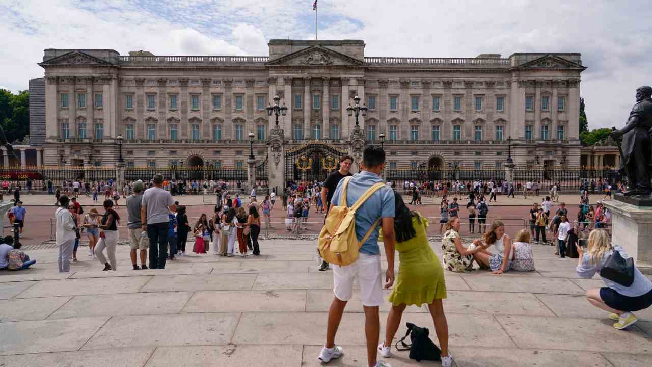 Buckingham Palace sotto il caldo estivo