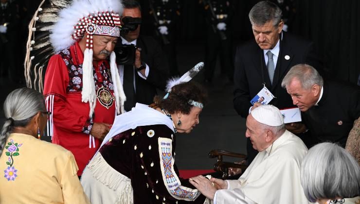 Papa Francesco incontra indigeni canadesi
