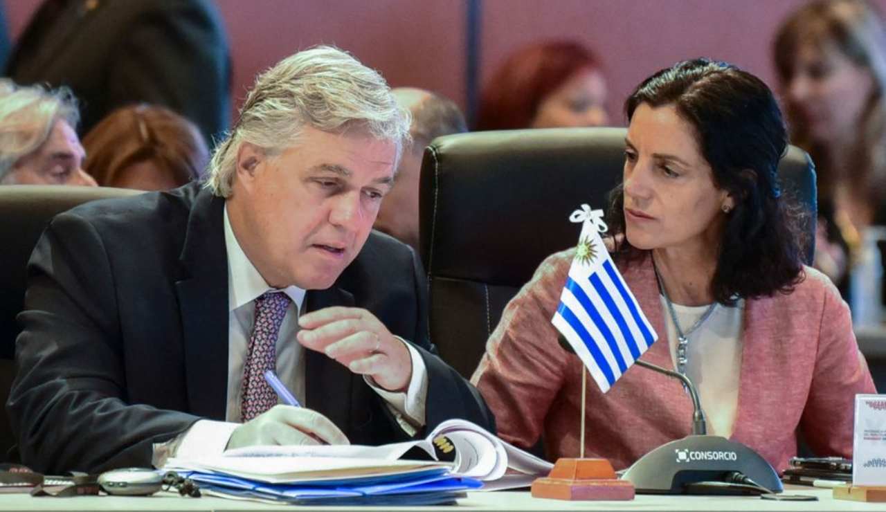 Il ministro degli esteri dell'Uruguay, Francisco Bustillo, partecipa alla riunione del Mercosur
