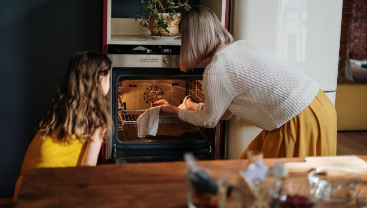 Mamma e figlia utilizzano il forno