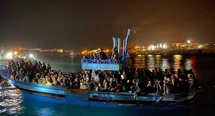 Barcone di migranti a Lampedusa