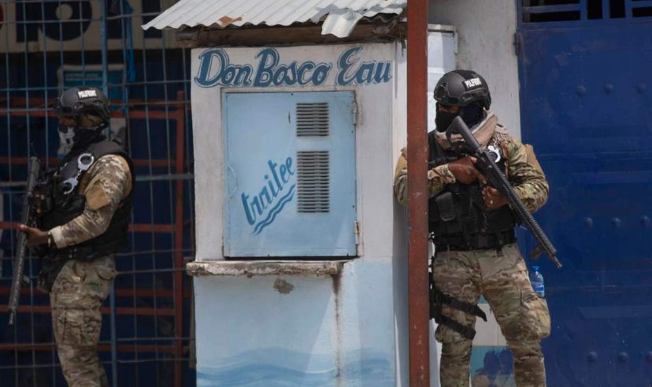 Poliziotti presidiano una strada della capitale di Haiti